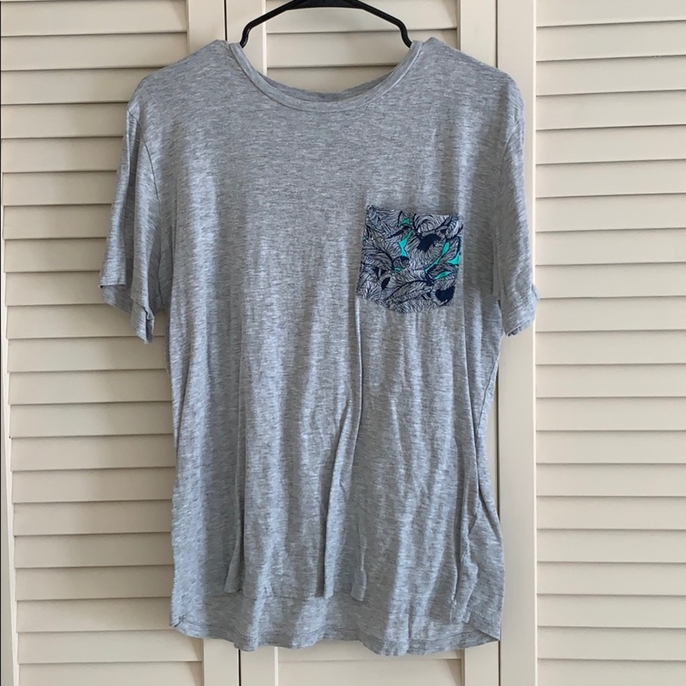 Grey shirt with cute Pocket!